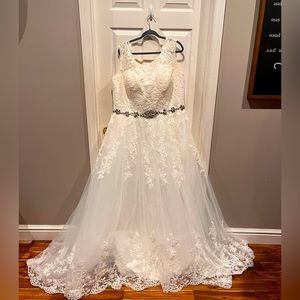 White wedding gown size 20. Never altered.
